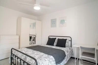 Camera da letto; luce naturale, stile moderno