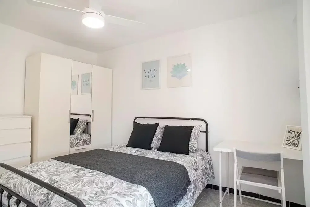 Camera da letto; luce naturale, stile moderno