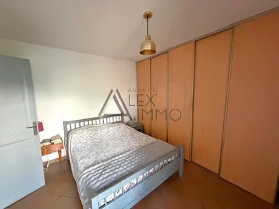 Quarto; chão de azulejo, luz natural