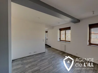 Salón; suelo de baldosas, luz natural, necesita renovación