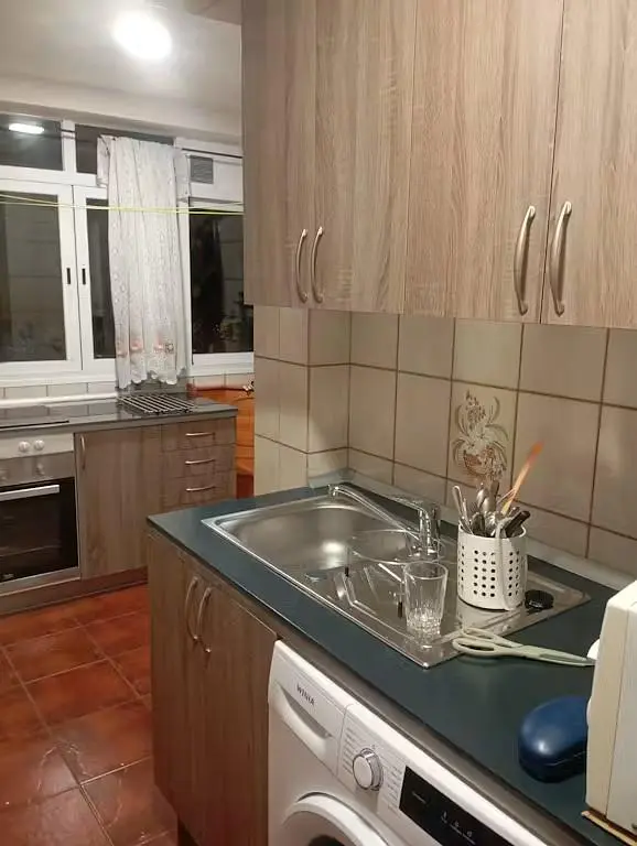 Cucina; pavimento in piastrelle, elettrodomestici
