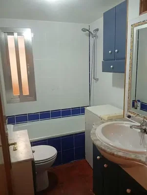 Bagno; pavimento in piastrelle, luce naturale