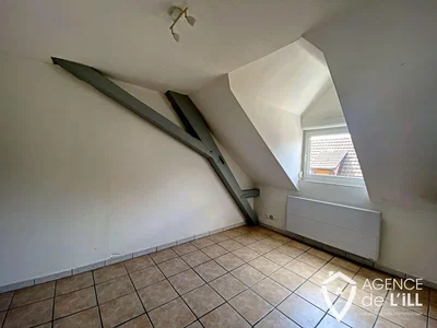 Quarto de criança; chão de azulejo, luz natural