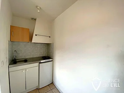 Cozinha; chão de azulejo, eletrodomésticos