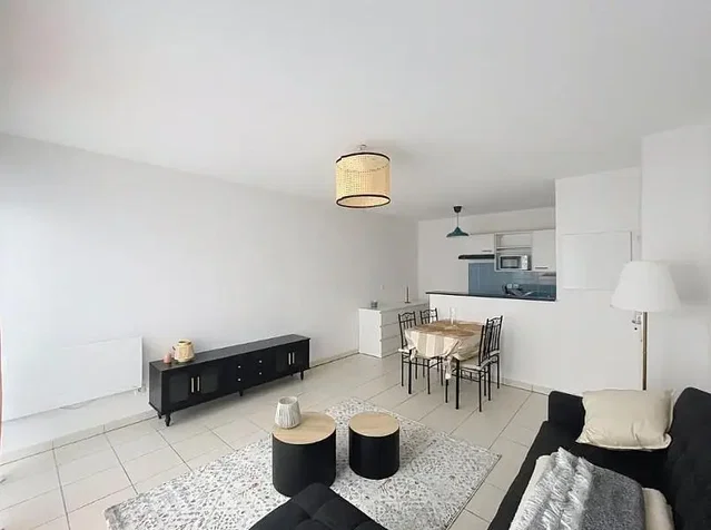 Sala de estar; luz natural, estilo moderno, chão de azulejo