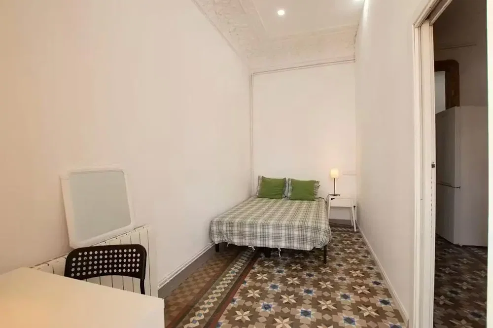 Camera da letto; luce naturale, pavimento in piastrelle