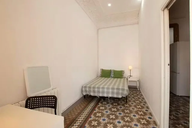 Camera da letto; luce naturale, pavimento in piastrelle