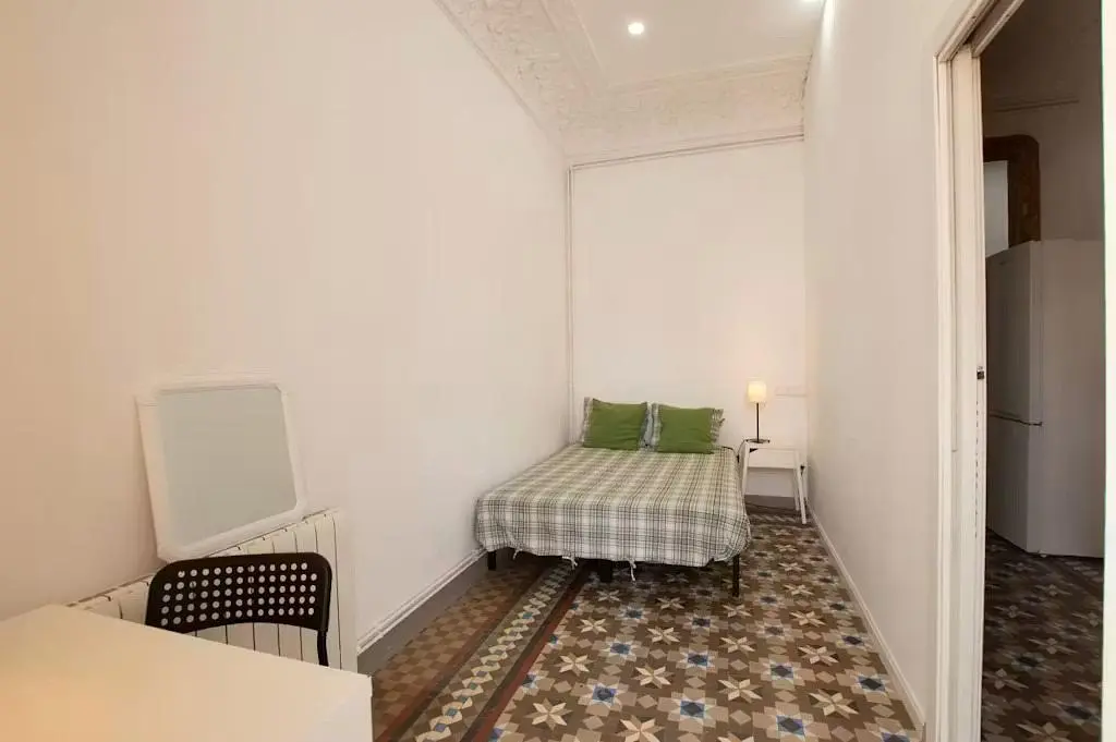 Dormitorio; luz natural, suelo de baldosas