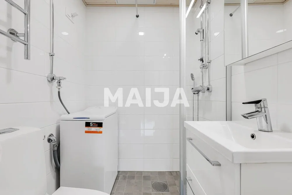 Toilettes; carrelage, rénové, lumière naturelle