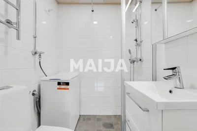 Toilettes; carrelage, rénové, lumière naturelle