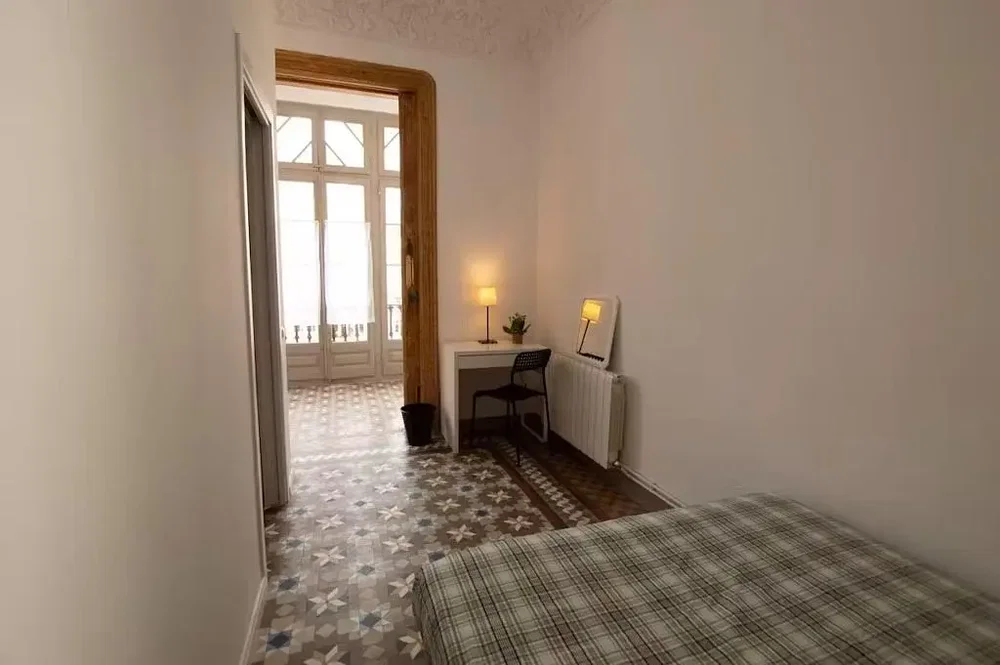 Dormitorio; luz natural, suelo de baldosas