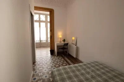 Dormitorio; luz natural, suelo de baldosas