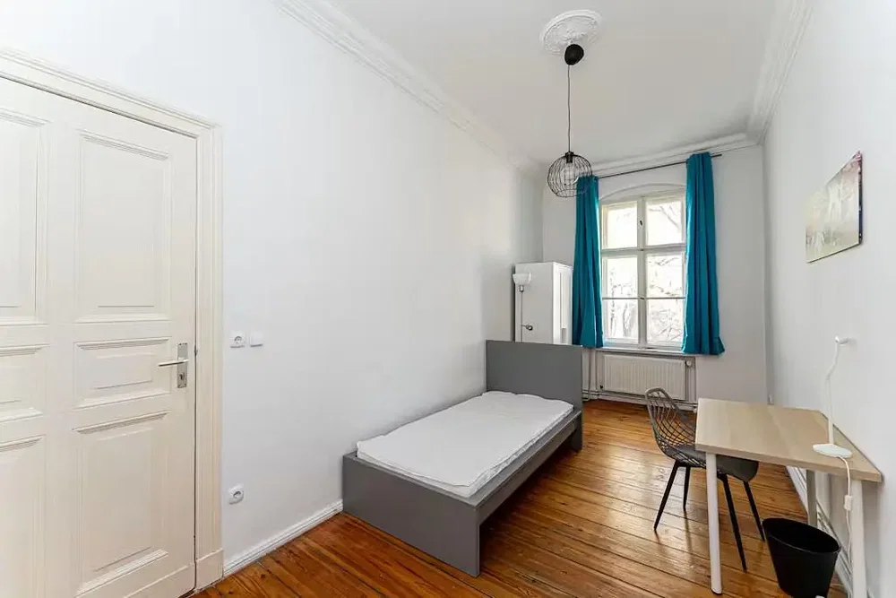 Schlafzimmer; holzboden, tageslicht
