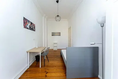 Schlafzimmer; holzboden, tageslicht