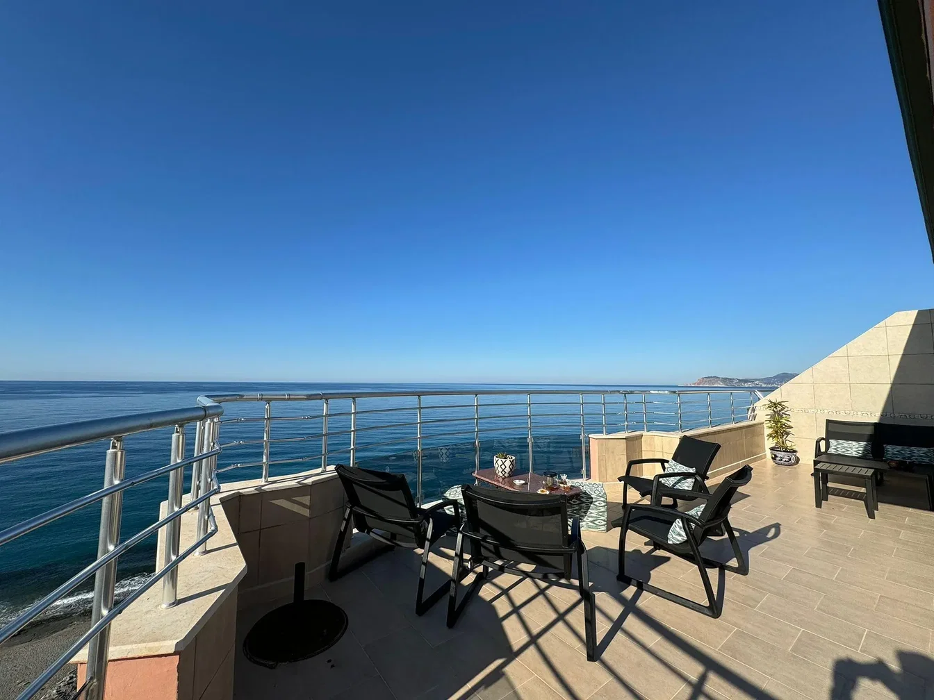 Balcon; vue, carrelage, lumière naturelle