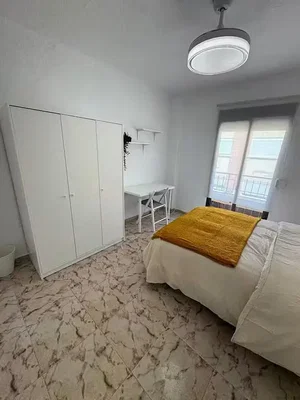 Spavaća soba; pločice, prirodno svjetlo