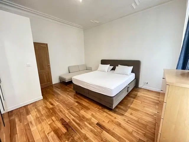 Spavaća soba; drveni pod, prirodno svjetlo