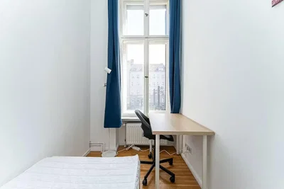 Spavaća soba; prirodno svjetlo, drveni pod