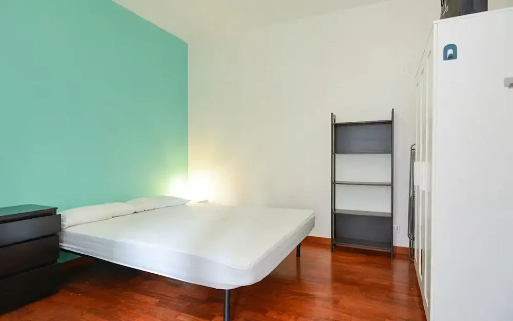 Schlafzimmer; holzboden, tageslicht