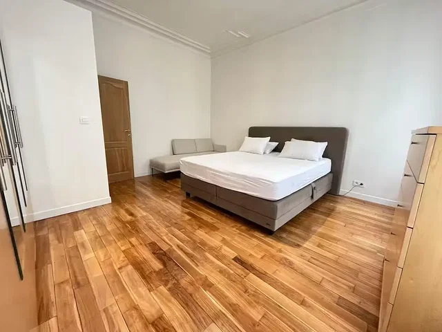 Schlafzimmer; holzboden, tageslicht