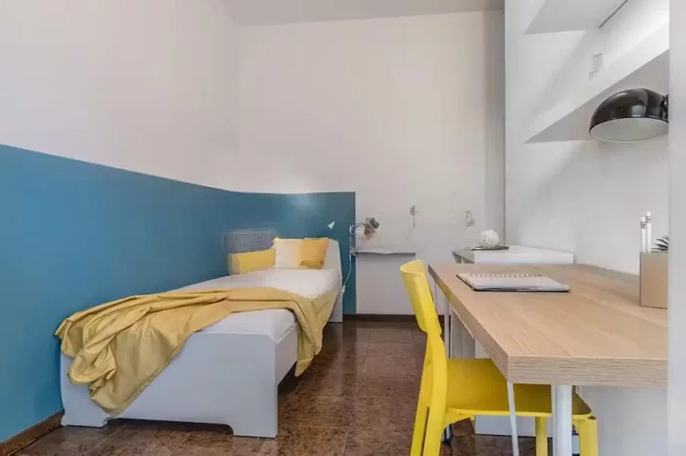 Quarto; luz natural, chão de azulejo