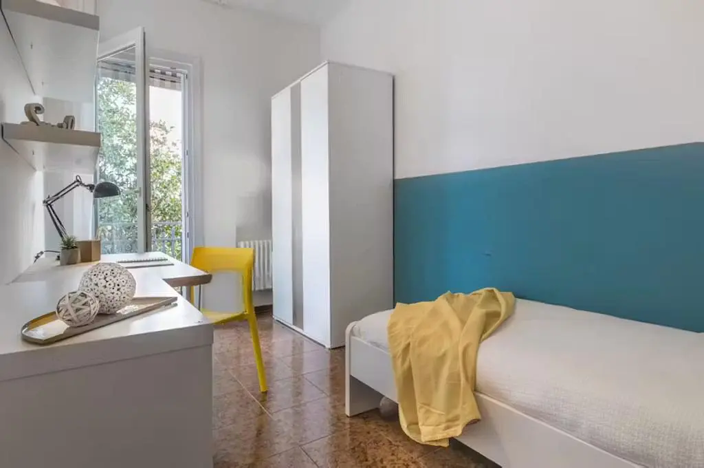 Quarto; luz natural, chão de madeira