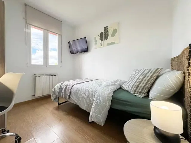 Camera da letto; pavimento in legno, luce naturale