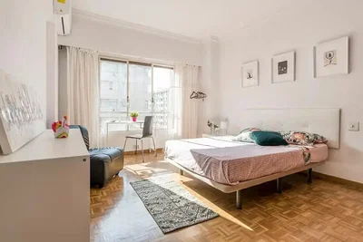 Chambre; lumière naturelle, parquet