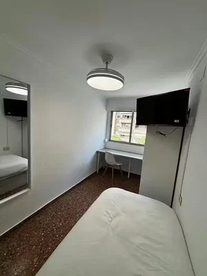 Slaapkamer; natuurlijk licht, tegelvloer