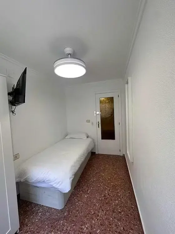 Slaapkamer; natuurlijk licht, tegelvloer