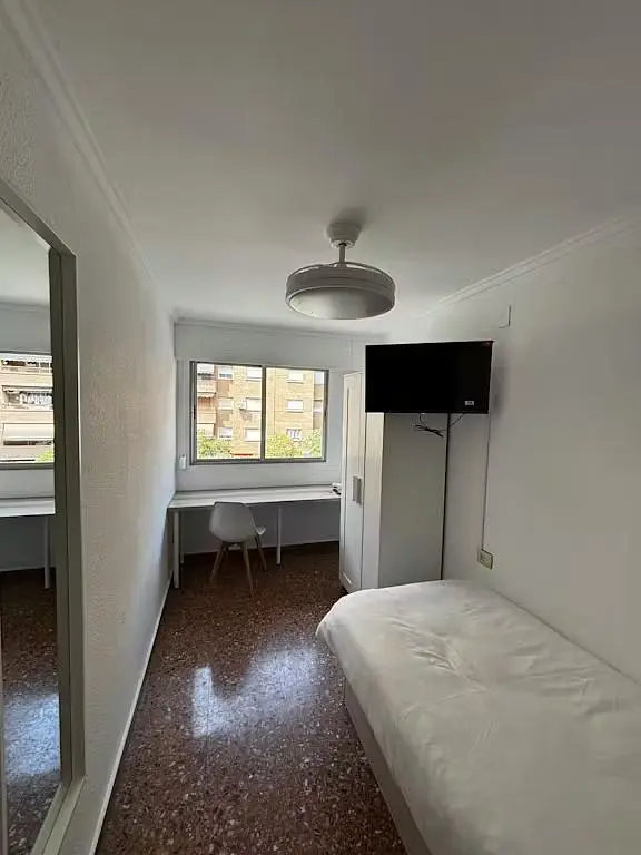 Slaapkamer; natuurlijk licht, tegelvloer