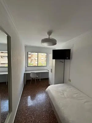 Slaapkamer; natuurlijk licht, tegelvloer