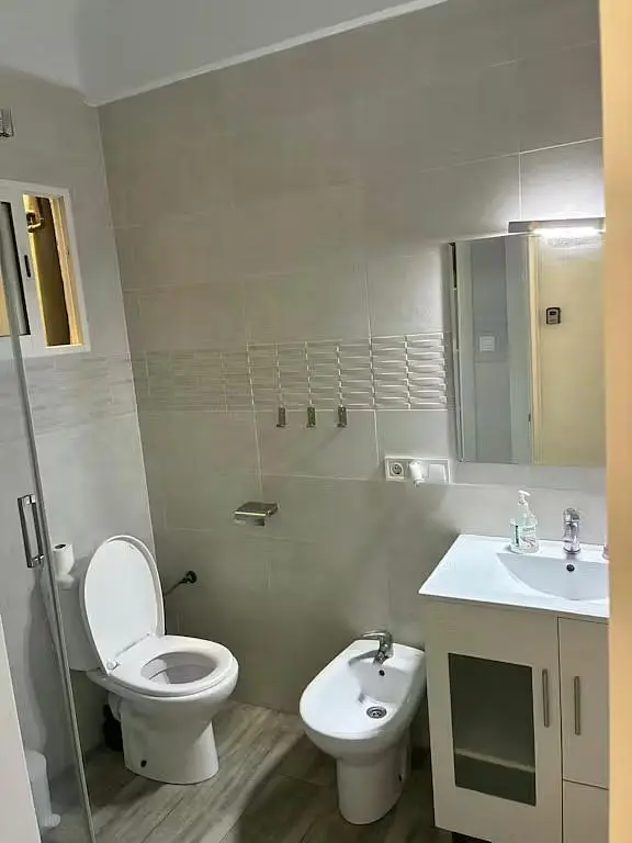 Toilette; fliesenboden, renoviert, tageslicht