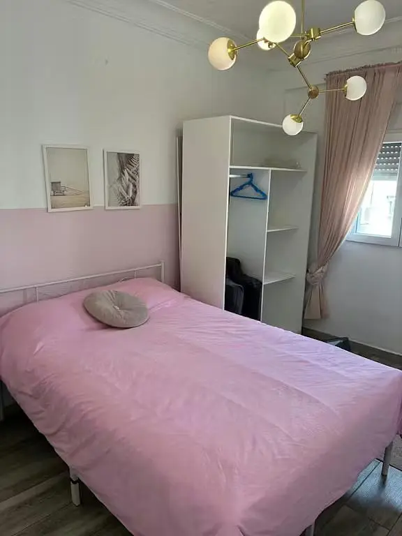 Schlafzimmer; holzboden, tageslicht