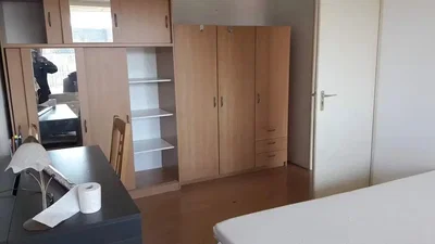 Schlafzimmer; holzboden, tageslicht