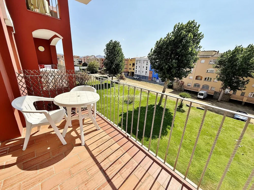 Balcon; vue, carrelage, lumière naturelle