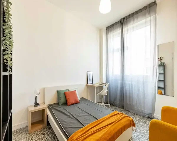 Quarto; luz natural, chão de azulejo