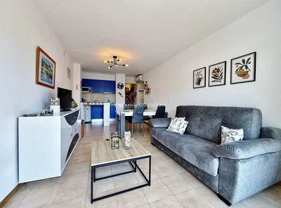 Salon; carrelage, lumière naturelle, style moderne