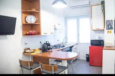 Keuken; keukenapparatuur, natuurlijk licht, tegelvloer