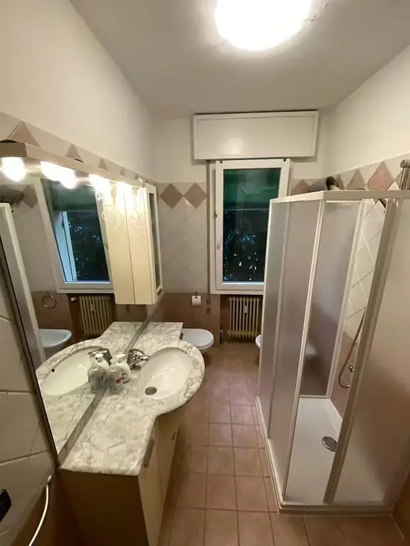 Kupaonica; pločice, potrebna renovacija, prirodno svjetlo