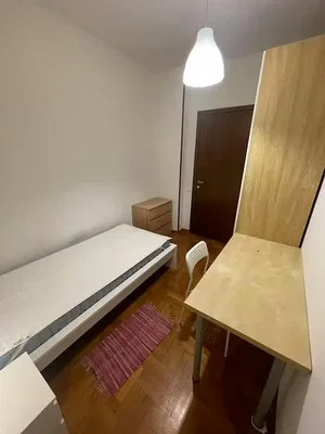 Spavaća soba; drveni pod, prirodno svjetlo
