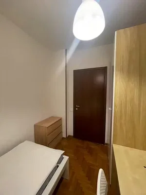Spavaća soba; drveni pod, prirodno svjetlo