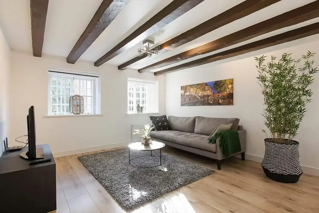 Living room; wood beams, natural light, modern style, wood floor