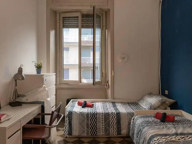 Spavaća soba; drveni pod, prirodno svjetlo