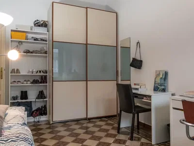 Quarto; chão de madeira, chão de azulejo, luz natural
