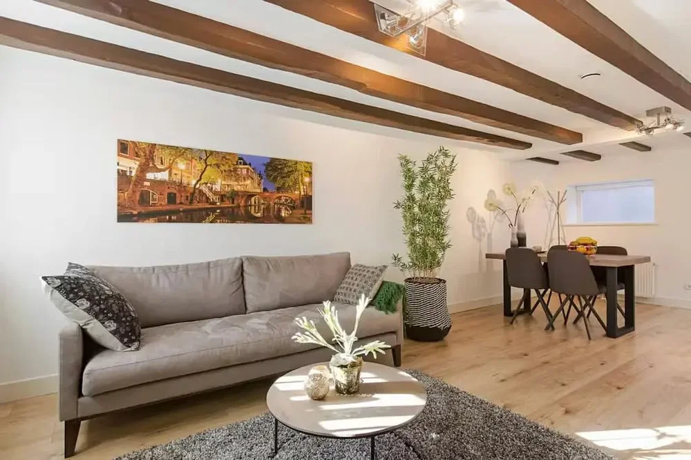 Living room; wood beams, wood floor, natural light, modern style