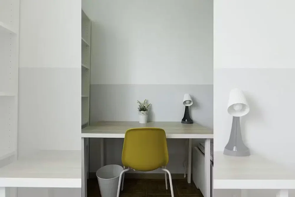 Quarto de criança; estilo moderno, chão de madeira, luz natural
