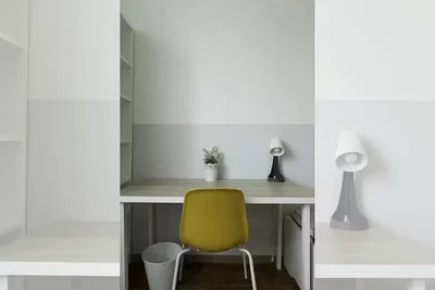 Quarto de criança; estilo moderno, chão de madeira, luz natural