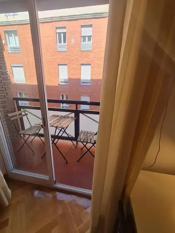 Balkon; drveni pod, prirodno svjetlo, pogled