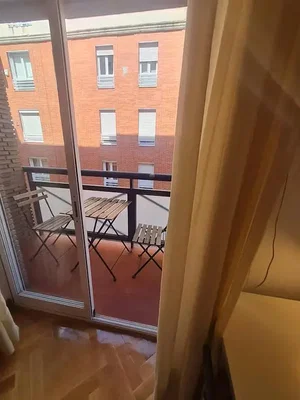 Balkon; drveni pod, prirodno svjetlo, pogled